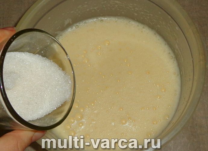 Бісквіт із горіхами в мультиварці