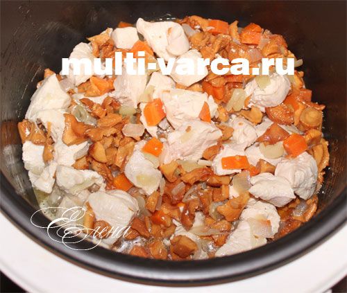 Гриби з куркою в мультиварці