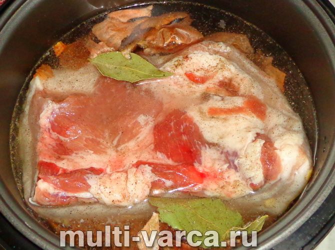 Грудинка в цибулевому лушпинні в мультиварці