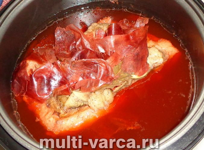 Грудинка в цибулевому лушпинні в мультиварці
