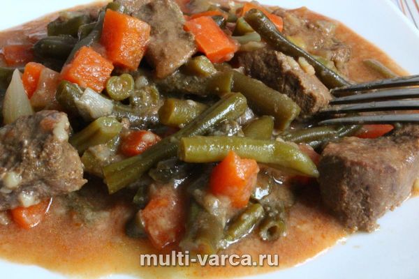 Яловича печінка, тушкована з овочами