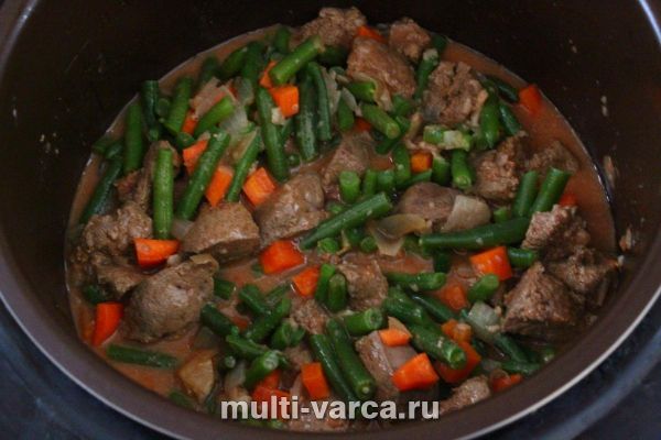 Яловича печінка, тушкована з овочами