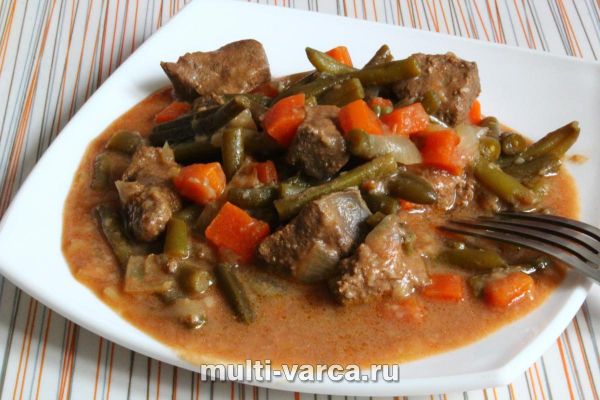 Яловича печінка, тушкована з овочами