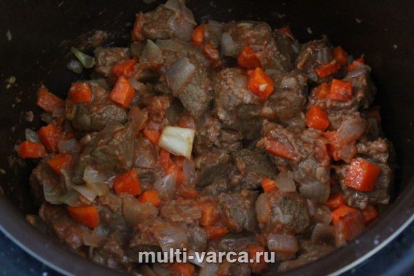 Яловича печінка, тушкована з овочами