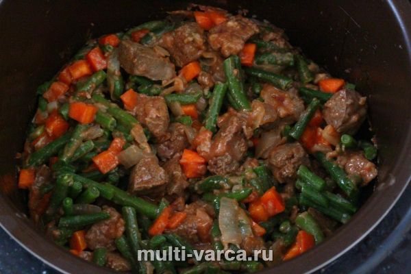 Яловича печінка, тушкована з овочами