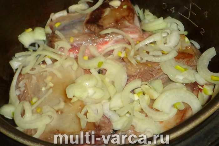 Яловичі ребра з картоплею в мультиварці