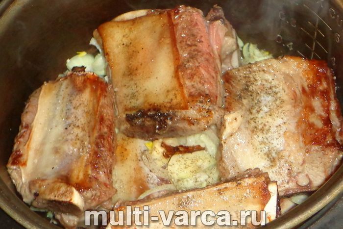 Яловичі ребра з картоплею в мультиварці