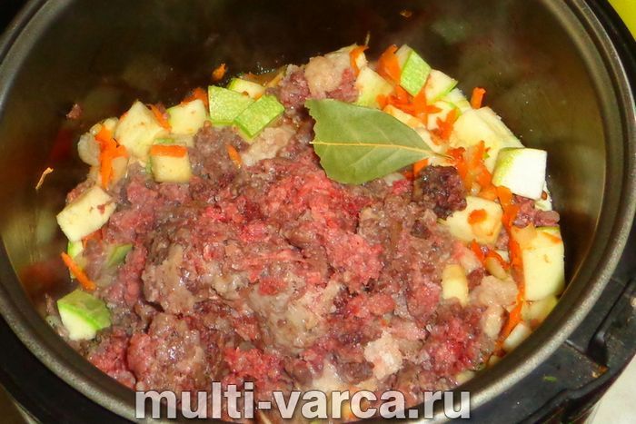 Кабачки з фаршем у мультиварці