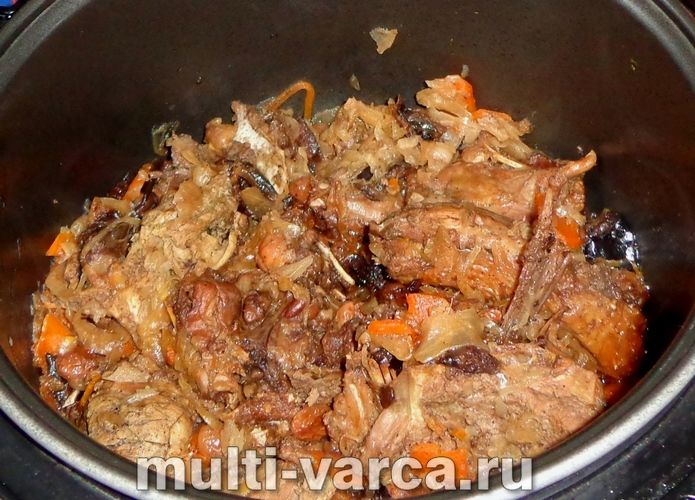Качка з квашеною капустою в мультиварці