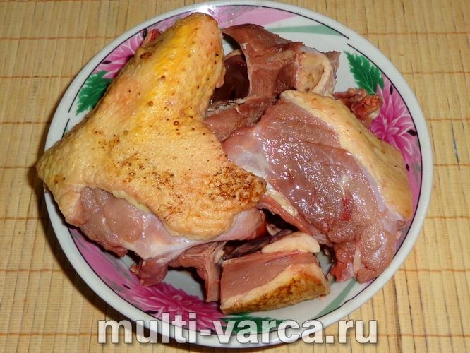 Качка з квашеною капустою в мультиварці