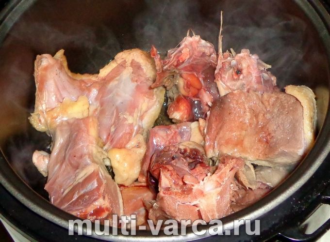 Качка з квашеною капустою в мультиварці