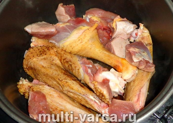 Качка з овочами в мультиварці