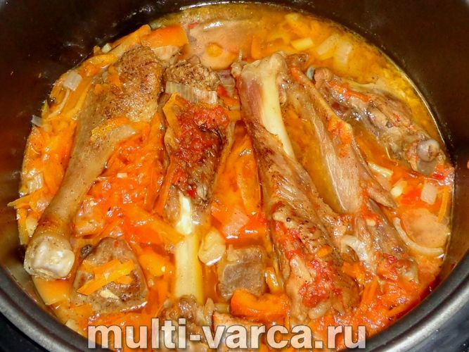 Качка з овочами в мультиварці