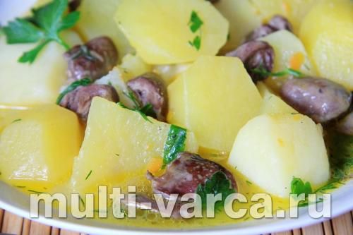 Картопля, тушкована з курячими сердечками