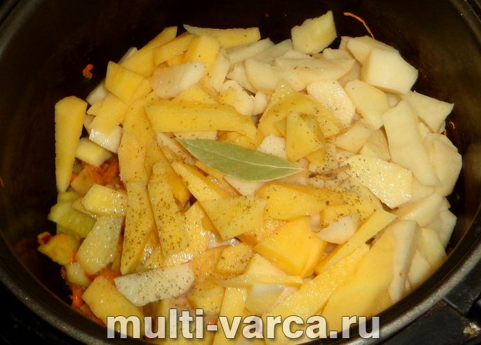 Картопля з огірками в мультиварці