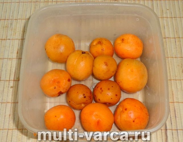 Компот із цілими абрикосами на зиму