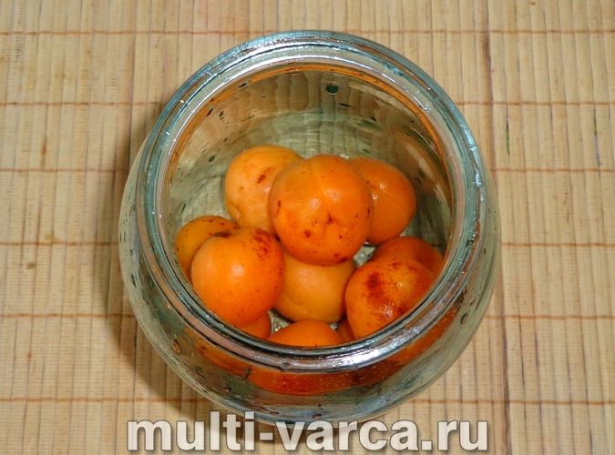 Компот із цілими абрикосами на зиму