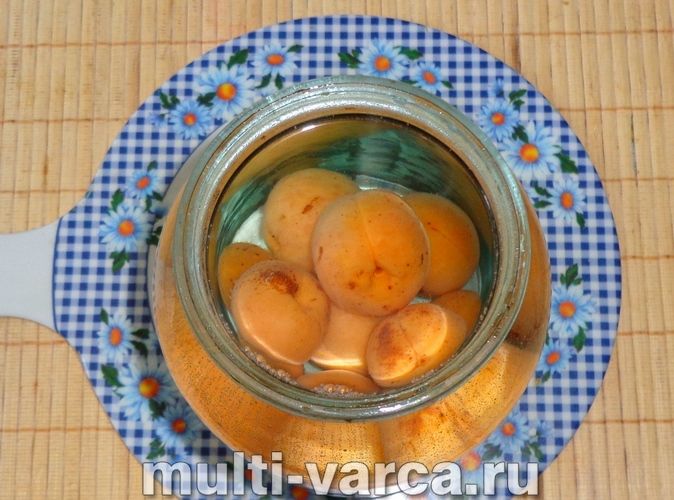 Компот із цілими абрикосами на зиму