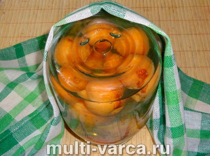 Компот із цілими абрикосами на зиму