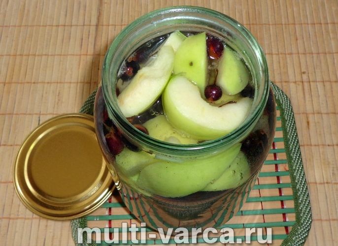 Компот із яблук і смородини на зиму