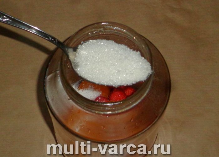 Компот із полуниці та абрикосів