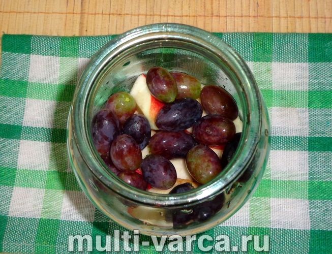 Компот із винограду та яблук на зиму