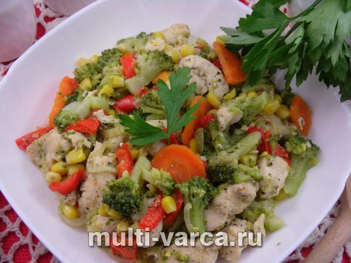 Куряче філе з броколі та перцем