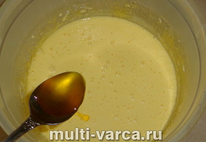 Медовик зі згущеним молоком у мультиварці
