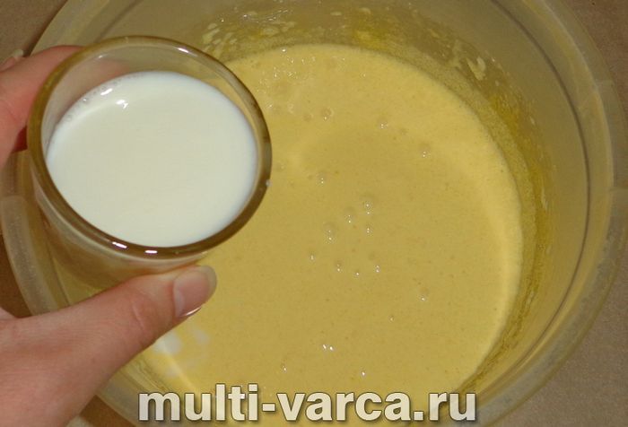 Медовик зі згущеним молоком у мультиварці