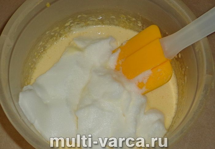 Медовик зі згущеним молоком у мультиварці