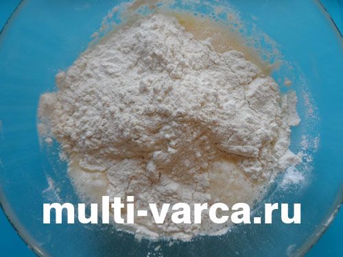 Ніжний пиріг із лимонним кремом у мультиварці