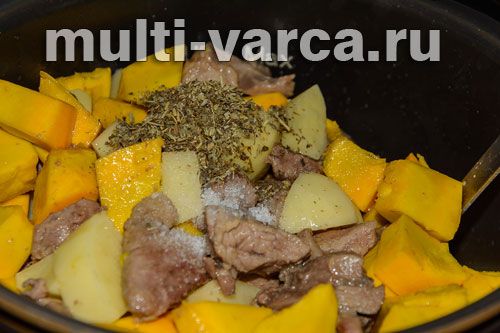 Печеня з м'ясом, гарбузом і картоплею