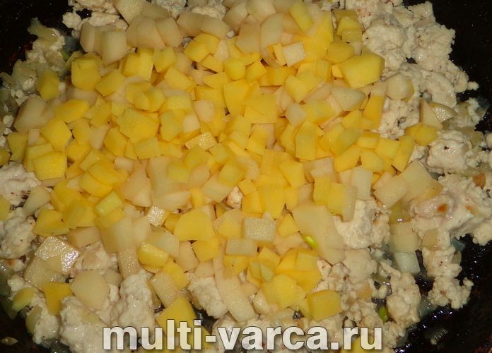 Пиріг із фаршем і картоплею в мультиварці