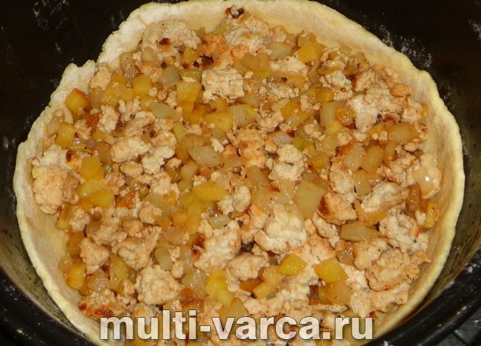 Пиріг із фаршем і картоплею в мультиварці