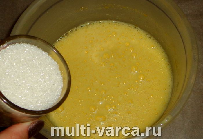 Пиріг зі сливами та яблуками в мультиварці
