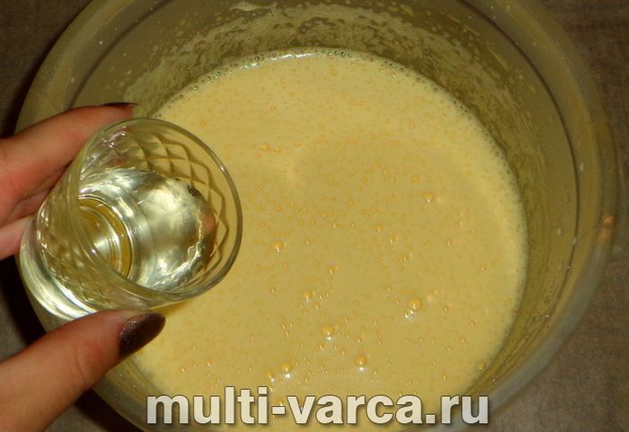 Пиріг зі сливами та яблуками в мультиварці