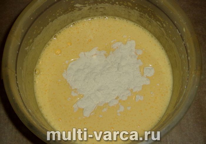 Пиріг зі сливами та яблуками в мультиварці