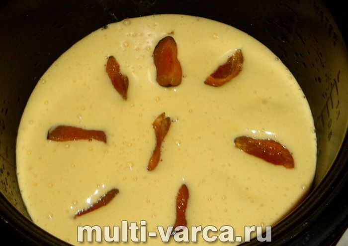Пиріг зі сливами та яблуками в мультиварці