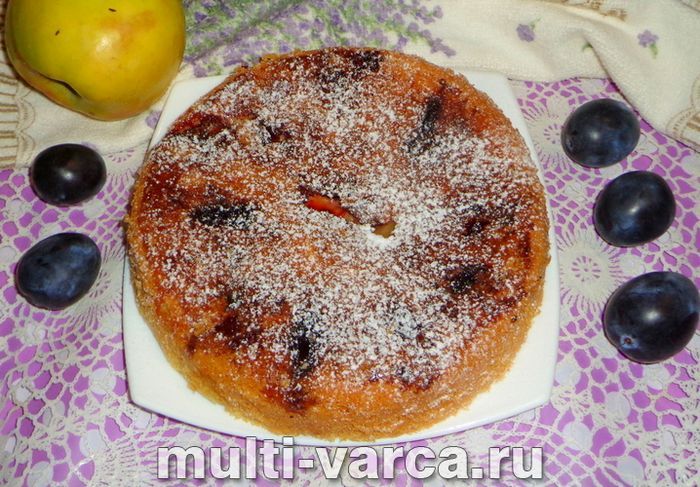 Пиріг зі сливами та яблуками в мультиварці