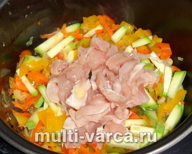 Рис із куркою та овочами в мультиварці