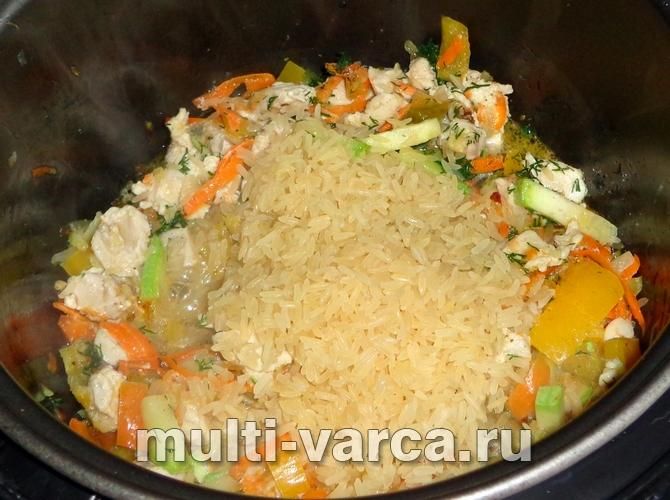 Рис із куркою та овочами в мультиварці