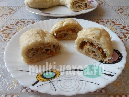 Штрудель із капустою та грибами з листкового тіста