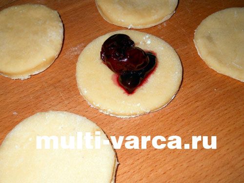 Сирні вареники з вишнею в мультиварці на пару