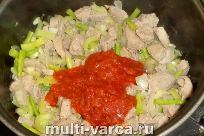 Свинина зі стручковою квасолею в мультиварці