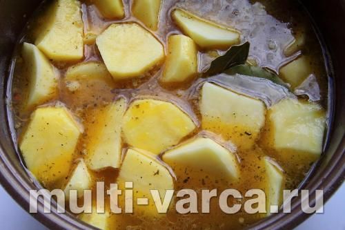 Тушкована картопля з реберцями
