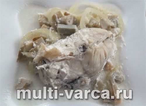 Тушкована риба з солоними грибами