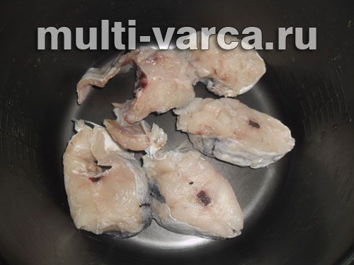 Тушкована риба з солоними грибами