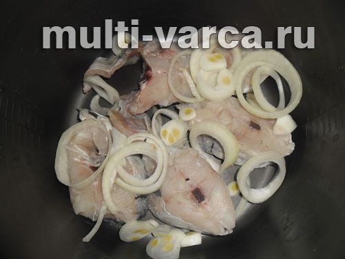 Тушкована риба з солоними грибами