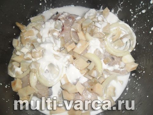 Тушкована риба з солоними грибами