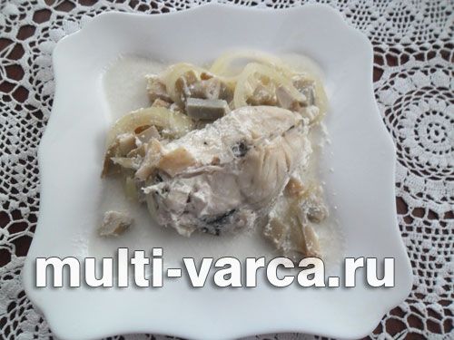 Тушкована риба з солоними грибами